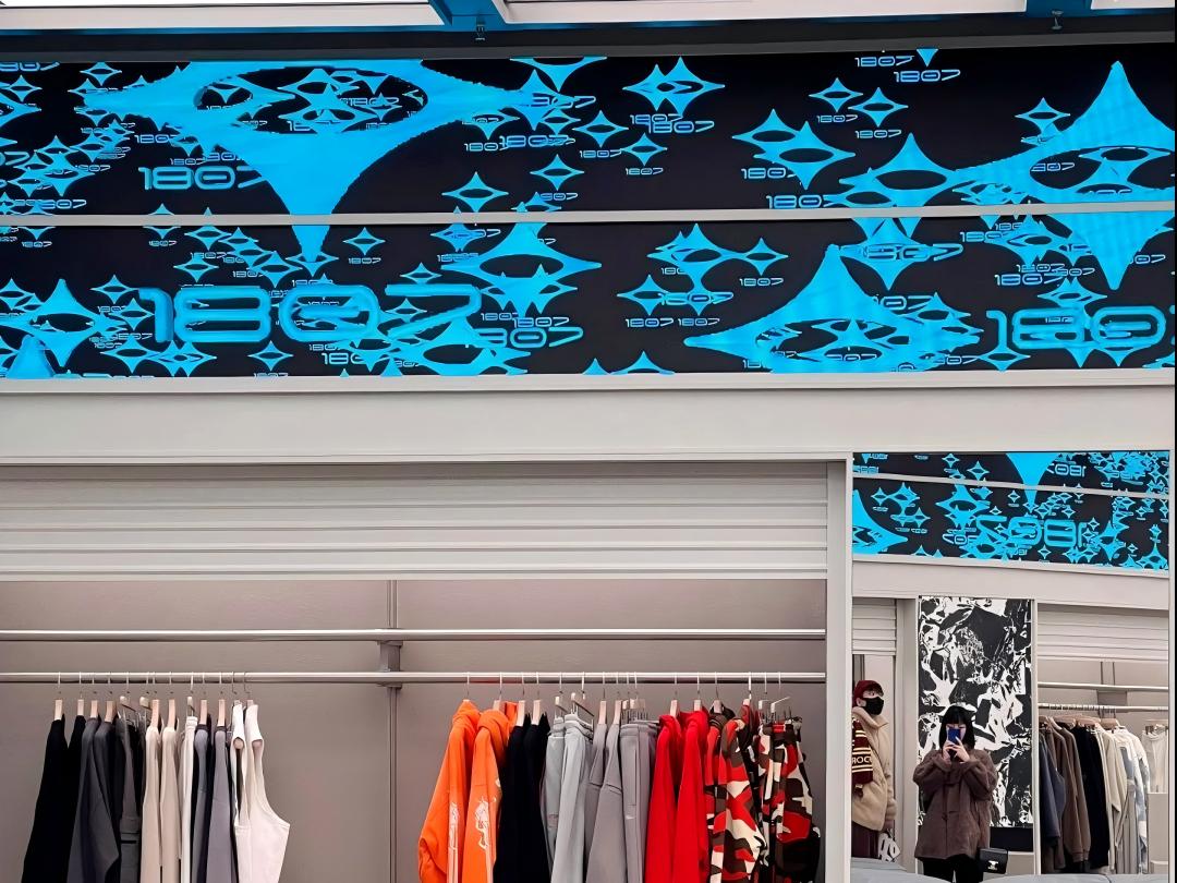 3.? Enhance brand image: The unified style LED display screen design can create a consistent and professional brand image for chain stores. Customers can see familiar display forms and color combinations in different locations, which can enhance their sense of identity and trust, help cultivate loyalty, make customers more inclined to the brand, promote business development, and help stores gain market competitive advantages. 3.? Enhance brand image: The unified style LED display screen design can create a consistent and professional brand image for chain stores. Customers can see familiar display forms and color combinations in different locations, which can enhance their sense of identity and trust, help cultivate loyalty, make customers more inclined to the brand, promote business development, and help stores gain market competitive advantages.