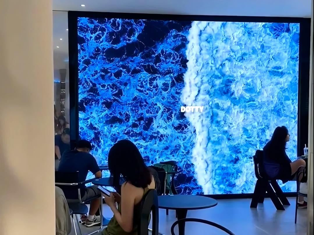 A: There are many advantages to using LED large screens in chain stores. They can enhance brand image and attract consumers' attention through dynamic display; they can realize remote unified management, which is convenient for headquarters to update marketing content in real time; they have high-definition and colorful display effects, which enhances visual appeal; they also support multiple content formats to meet diversified publicity needs and help stores operate efficiently and promote marketing. A: There are many advantages to using LED large screens in chain stores. They can enhance brand image and attract consumers' attention through dynamic display; they can realize remote unified management, which is convenient for headquarters to update marketing content in real time; they have high-definition and colorful display effects, which enhances visual appeal; they also support multiple content formats to meet diversified publicity needs and help stores operate efficiently and promote marketing.