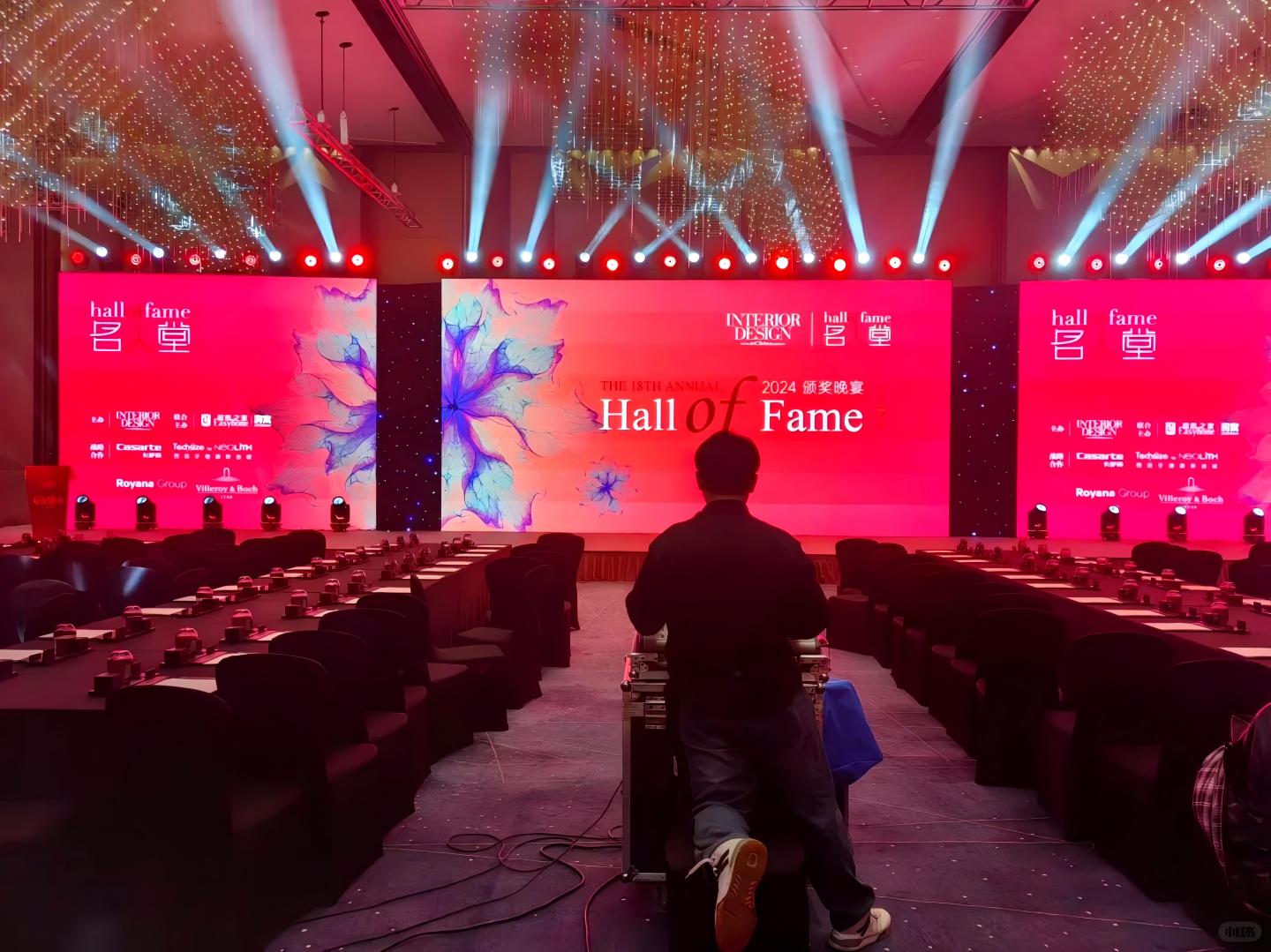 A: The advantages of using LED screens for corporate activities are obvious. Its information display is clear and intuitive, and it can present the theme, agenda, promotional videos, etc. of the event in real time, ensuring that participants obtain comprehensive information. High-definition and bright display effects and diversified display forms, such as naked-eye 3D and interactive experience, can vividly display the corporate culture and brand image, enhance visibility and reputation, and attract the audience's attention. At the same time, LED screens also have interactive functions. Combined with touch, somatosensory recognition, VR, AR and other technologies, it can realize information query, game entertainment and other interactions, create a warm atmosphere, and enhance the experience of participants. A: The advantages of using LED screens for corporate activities are obvious. Its information display is clear and intuitive, and it can present the theme, agenda, promotional videos, etc. of the event in real time, ensuring that participants obtain comprehensive information. High-definition and bright display effects and diversified display forms, such as naked-eye 3D and interactive experience, can vividly display the corporate culture and brand image, enhance visibility and reputation, and attract the audience's attention. At the same time, LED screens also have interactive functions. Combined with touch, somatosensory recognition, VR, AR and other technologies, it can realize information query, game entertainment and other interactions, create a warm atmosphere, and enhance the experience of participants.