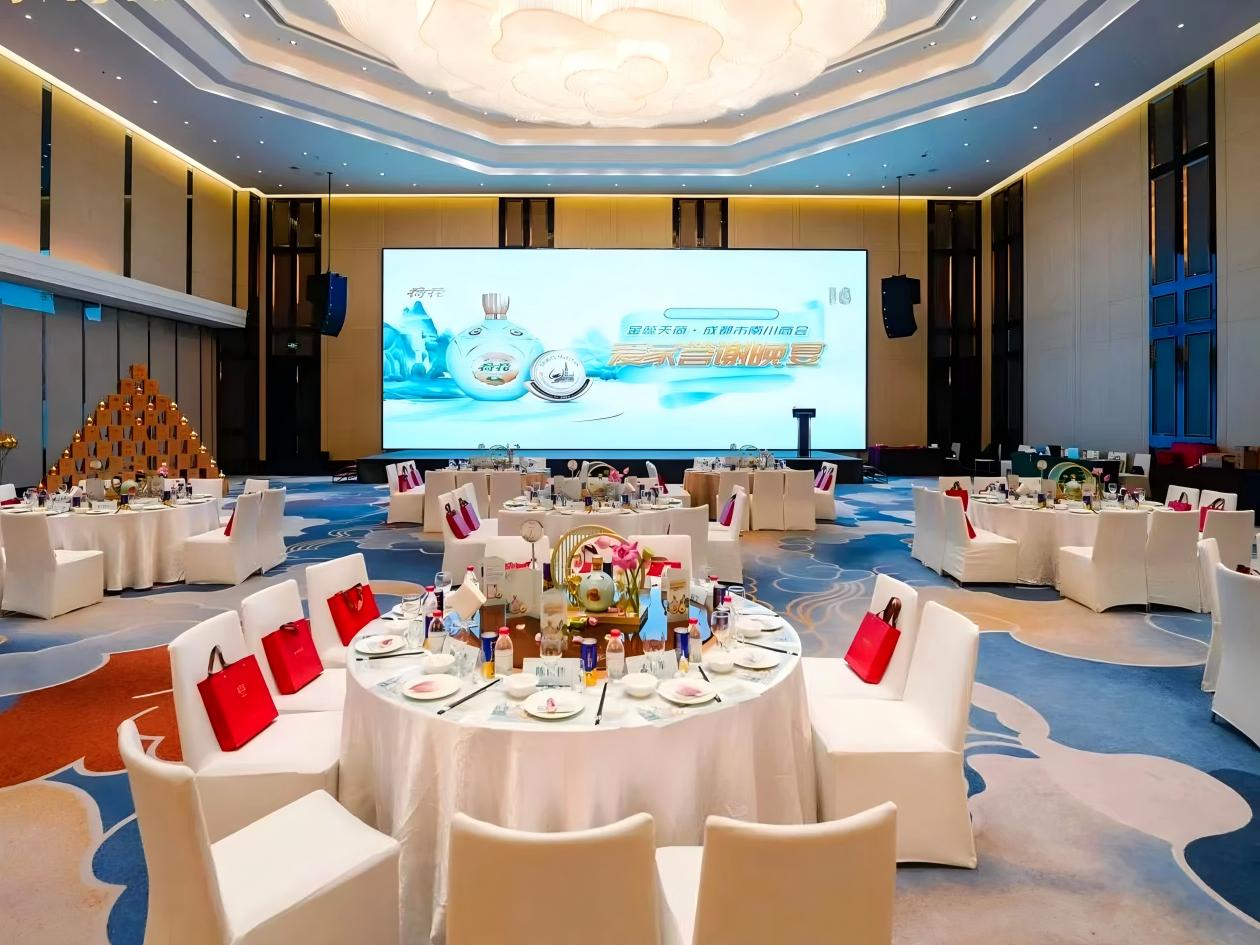 A: LED display screens can enhance the image of corporate activities in many ways. First, its high-definition display effect can display corporate logos, themes, etc., showing professionalism and scale, leaving a good first impression on participants. Secondly, playing promotional videos, brand stories and other content can vividly present corporate cultural values ​​and enhance brand image and popularity. Furthermore, using interactive functions such as touch and somatosensory recognition, participants can conduct information inquiries and game entertainment, enhance the experience and participation, and create a warm atmosphere. In addition, combined with VR and AR technology, it can create an immersive interactive experience, making the event more technological and innovative.
