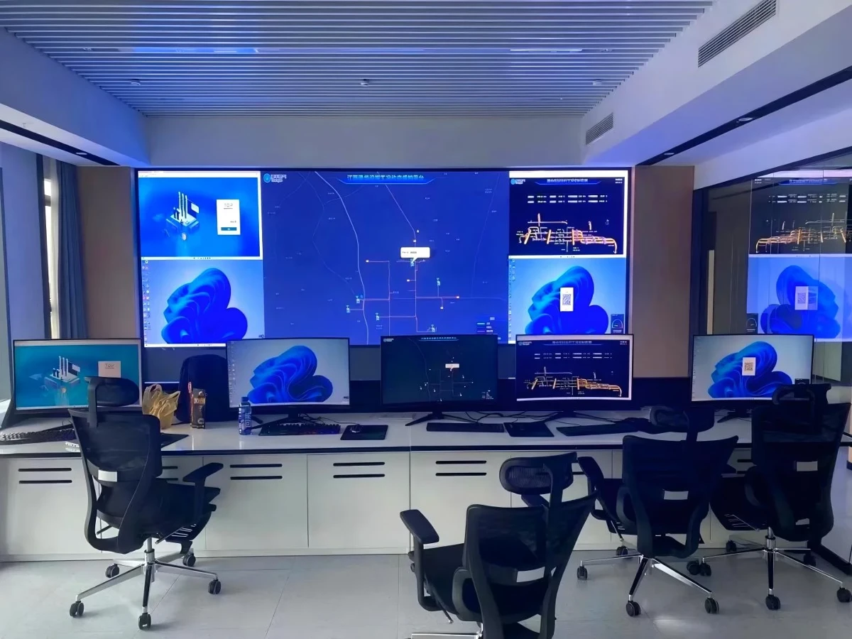 A: LED screens bring many unique advantages to the control center. Its high-definition display effect allows monitoring images and data information to be presented in an extremely clear state, so that staff can accurately perceive every detail, whether it is a small abnormal sign or a complex data change. It has a powerful multi-screen segmentation and switching function, which can lock multiple key areas at the same time, quickly switch key screens, and fully control the overall situation, making command and dispatch efficient and smooth, greatly improving the emergency handling capabilities and overall operational efficiency of the control center, so that it can respond quickly and accurately when faced with complex situations. A: LED screens bring many unique advantages to the control center. Its high-definition display effect allows monitoring images and data information to be presented in an extremely clear state, so that staff can accurately perceive every detail, whether it is a small abnormal sign or a complex data change. It has a powerful multi-screen segmentation and switching function, which can lock multiple key areas at the same time, quickly switch key screens, and fully control the overall situation, making command and dispatch efficient and smooth, greatly improving the emergency handling capabilities and overall operational efficiency of the control center, so that it can respond quickly and accurately when faced with complex situations.